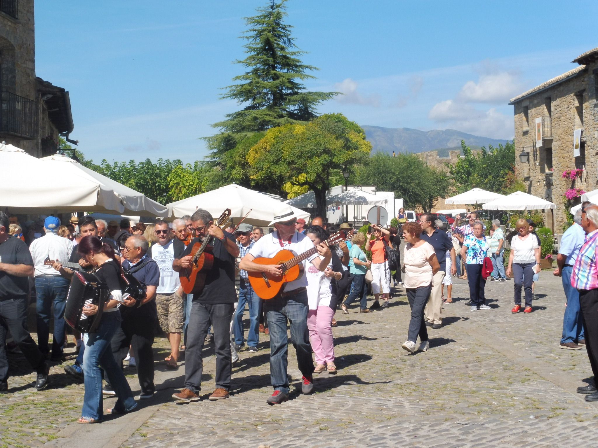 Los rondadores por la villa de Aínsa. Foto: SobrarbeDigital Los rondadores por la villa de Aínsa. Foto: SobrarbeDigital