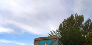 El remolque ha queda justo al lado de un parque infantil. Foto: Manuel