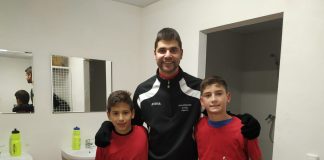 Los alevines junto a Miguel Lanau
