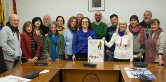 El jurado muestra el cartel ganador. Foto: Espiello.
