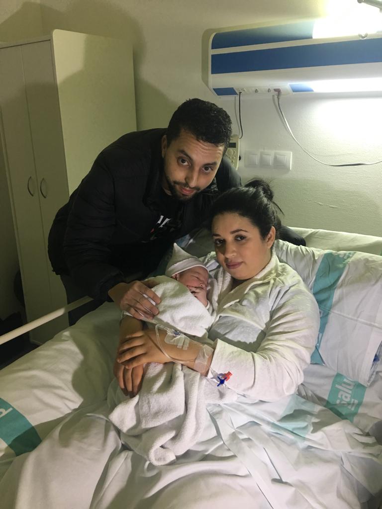 bebe padres dos La pequeña Inés junto a sus padres.