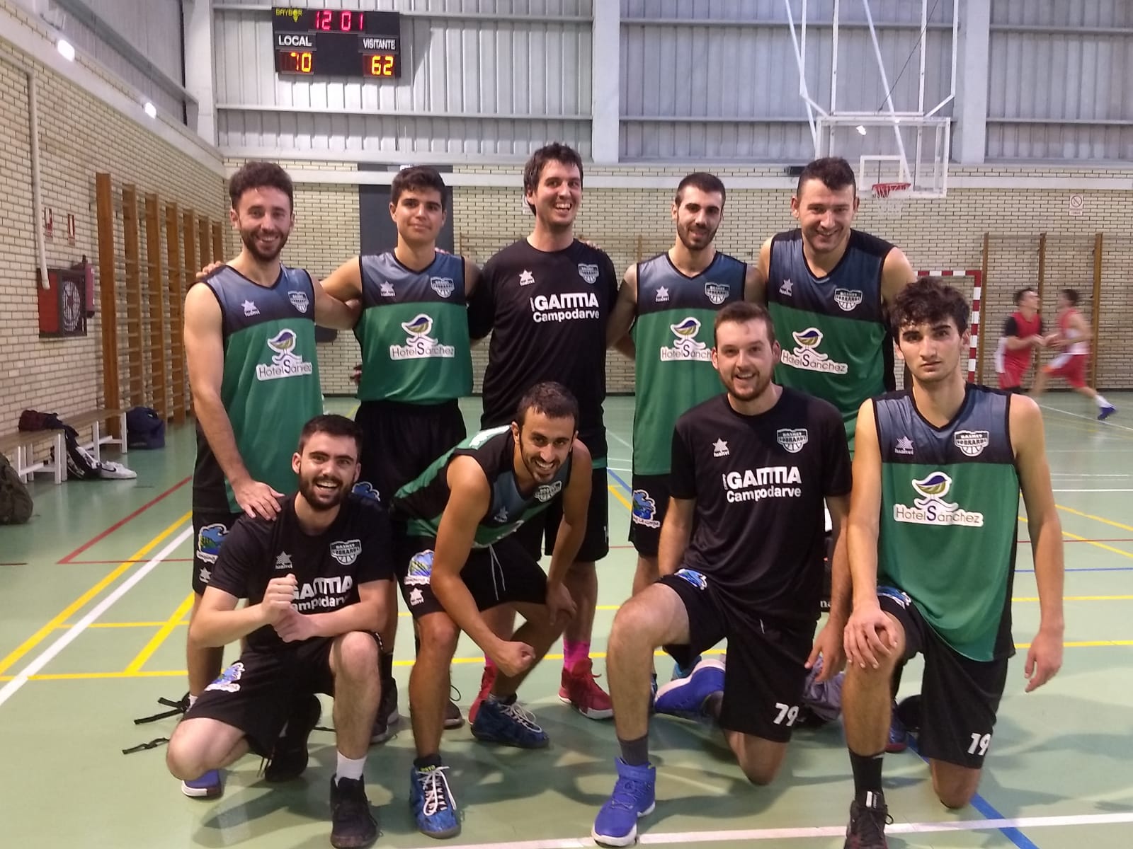 Equipo senior de basket comarcal