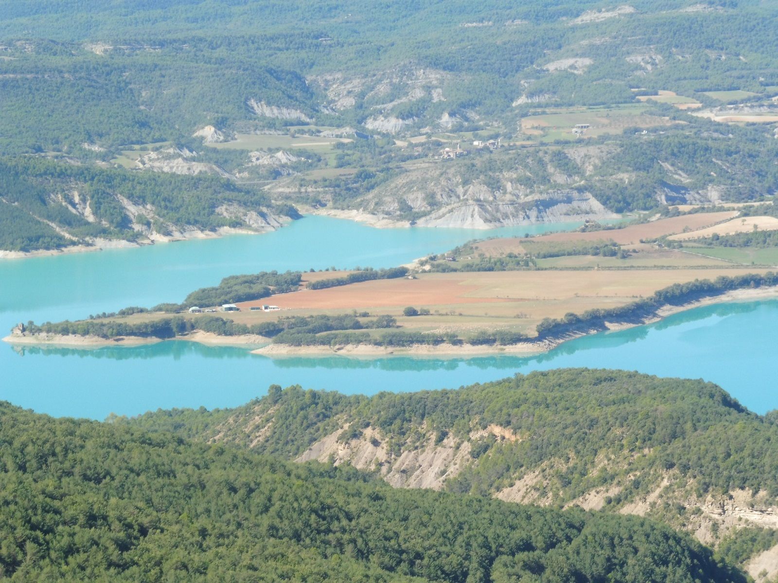 Reserva de agua embalsada en Mediano.