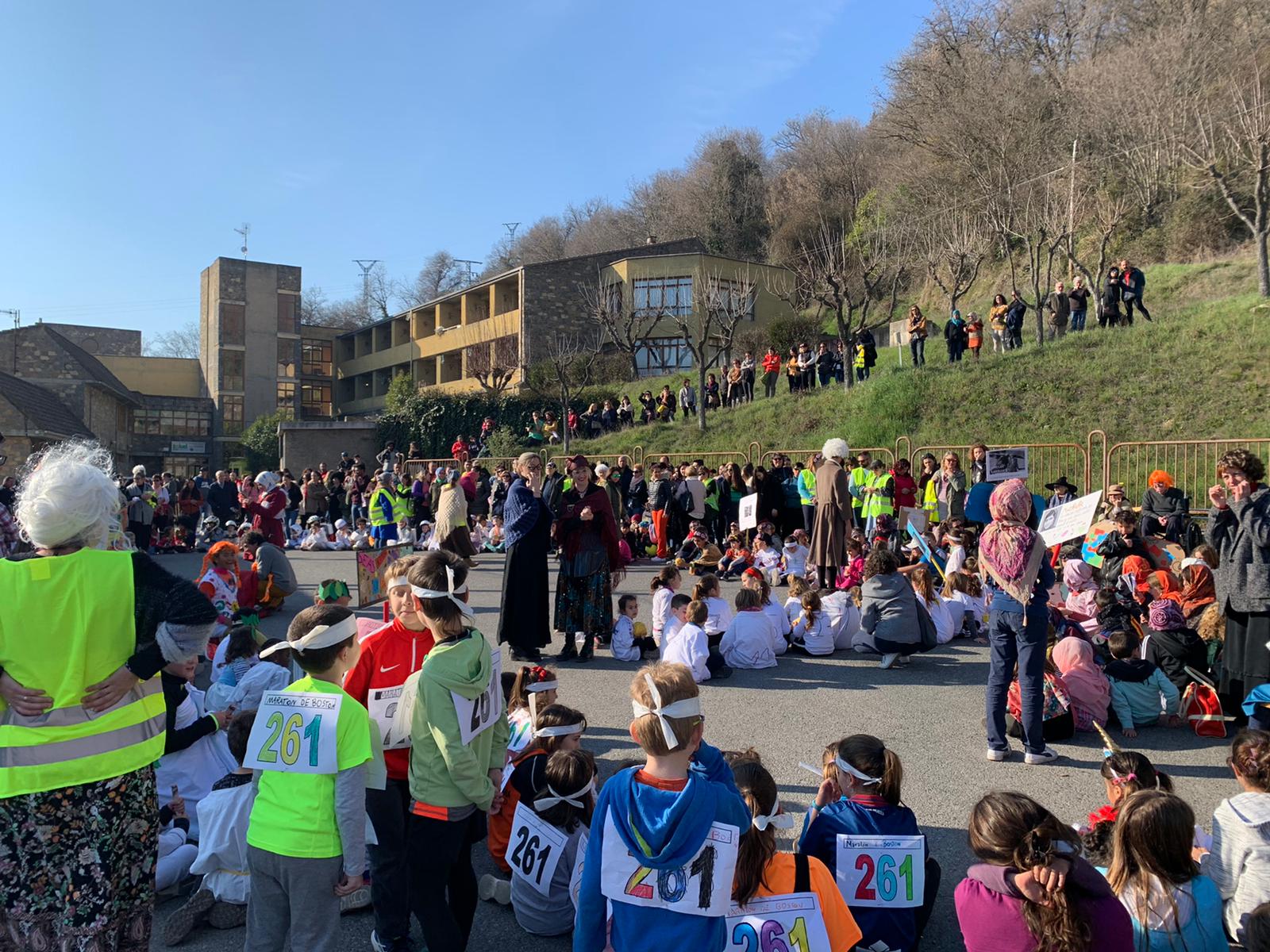 Interacción entre niños y mayores.