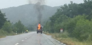 Un camión con madera se incendia en la N-260 entre Aínsa y Boltaña