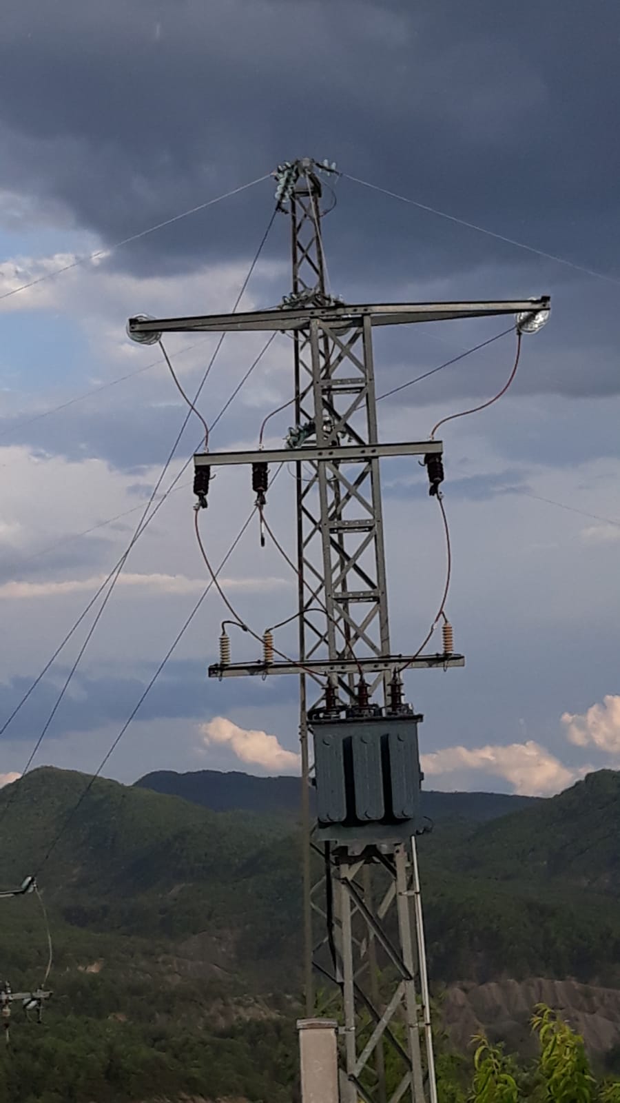 Varias horas sin luz por la caída de Un rayo en el término municipal de El Pueyo de Araguás.