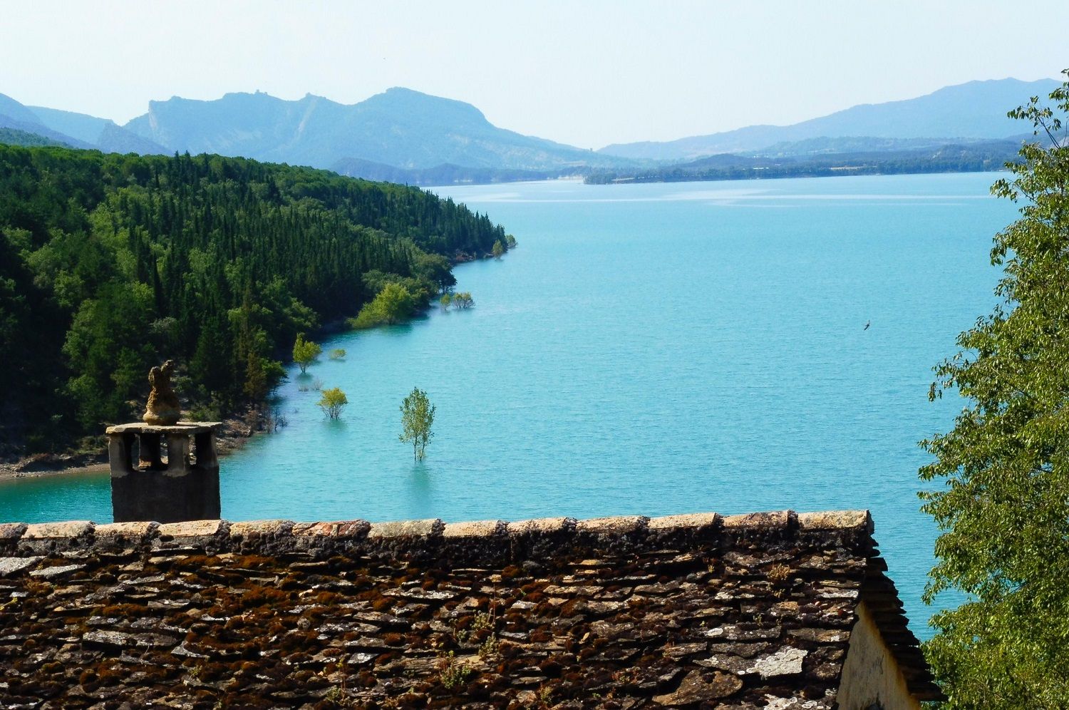 Reserva de agua embalsada en Mediano.