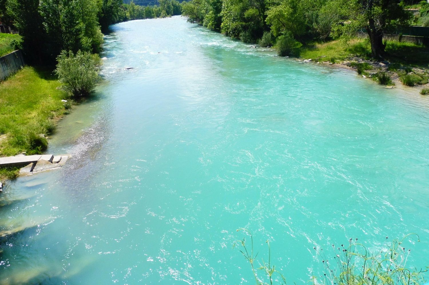 Reserva de agua embalsada en Mediano.