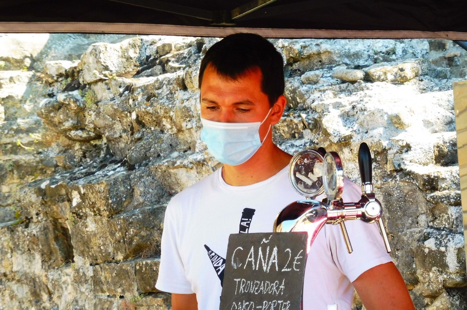 Productores locales situados en la explanada del Castillo de Aínsa recibieron un continuo goteo de público.