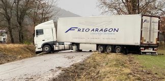 Un camión se queda cruzado en la carretera cerca de Fiscal