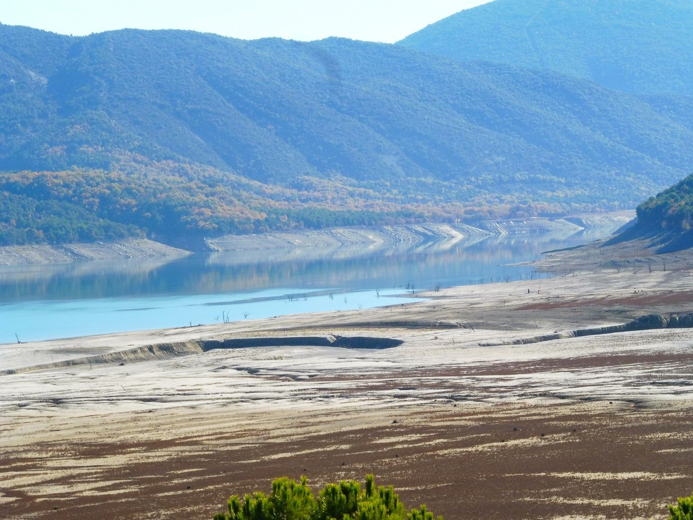 Reserva de agua embalsada en Mediano
