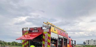 Excarcelan de un conductor tras quedar atrapado en su vehículo por una colisión frontal