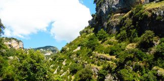 Muere un joven cuando practicaba salto base en Plan