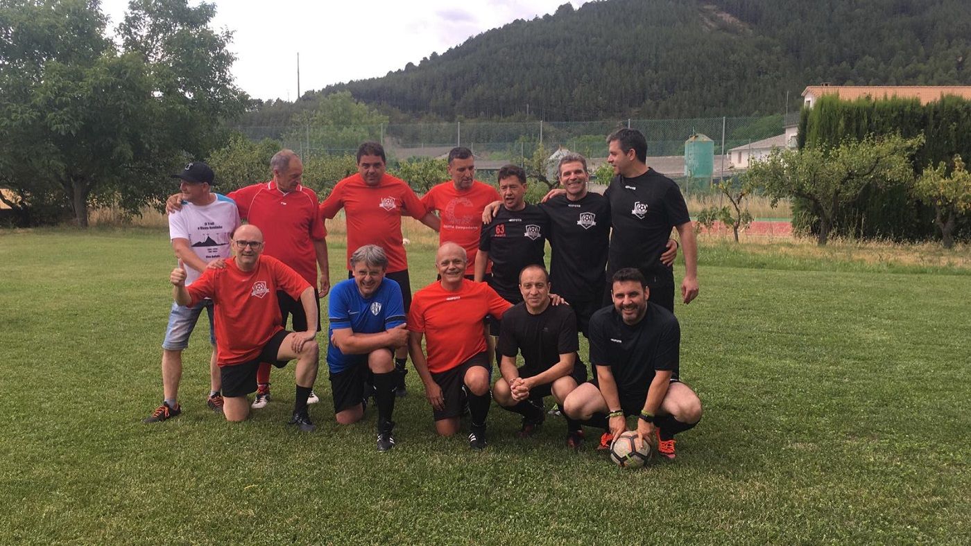 Ex jugadores del Sobrarbe se reúnen para jugar a fútbol.