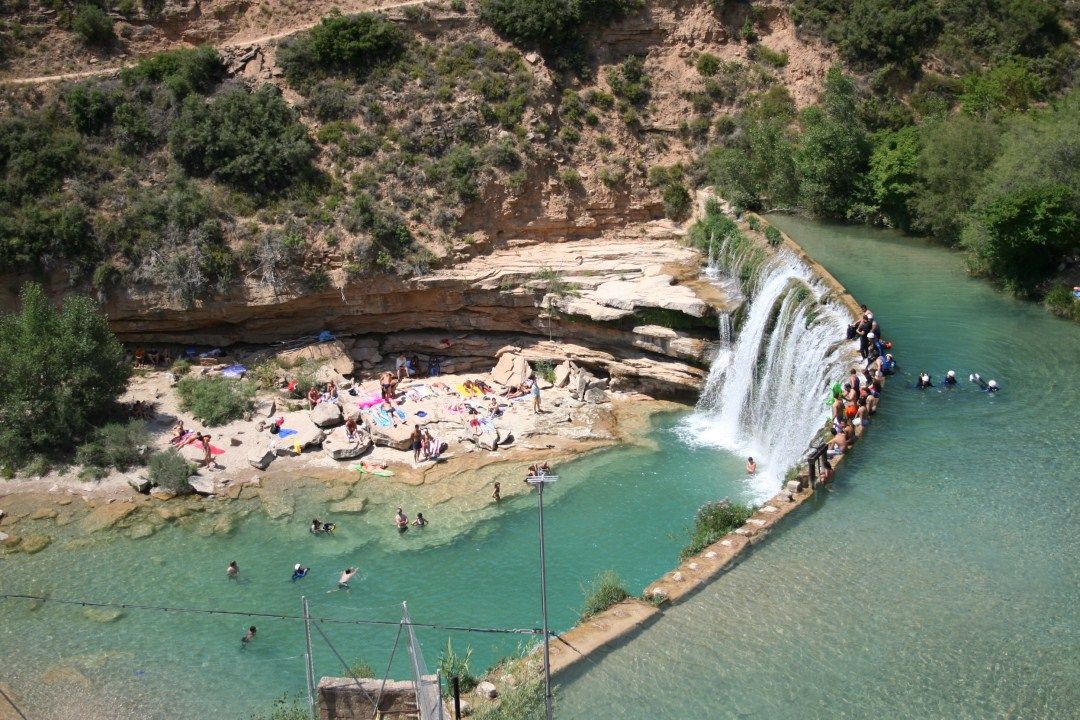 Bañarse en una piscina natural o en una poza del Pirineo Aragonés.