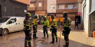 Un técnico del Infoar coordina el trabajo de desatascar el alcantarillado de Catarroja