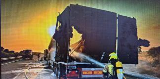 Se incendia un camión cargado con paquetería en la A-22, a la altura de Angüés
