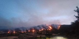 El operativo contiene durante la noche el avance del incendio en Las Peñas de Riglos