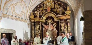 Multitudinaria asistencia para ver el restaurado altar de San Victorián en la ermita del Pilar