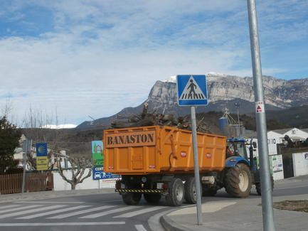 camion_se_ve_pena_montanesa_llevando_lena_2016_0
