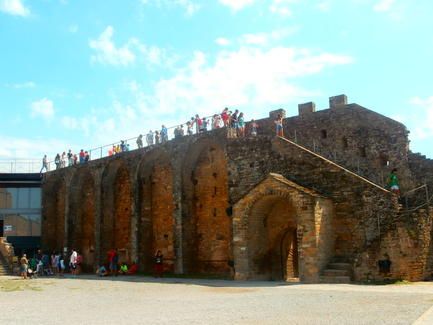 castillo_de_ainsa_gente