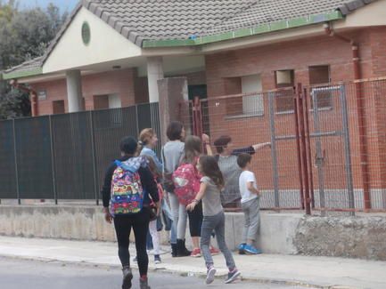colegio_de_ainsa_exterior_ninos_1