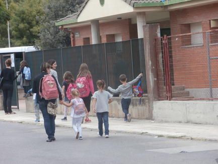 colegio_de_ainsa_exterior_ninos_2