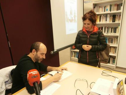 daniel_vilalta_firmando_libro_nov_2015