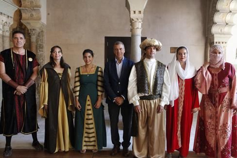 el_presidente_con_la_delegacion_ainsetana._foto_cortes_de_aragon