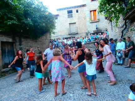 festival_castillo_de_ainsa_gente_bailando_2015