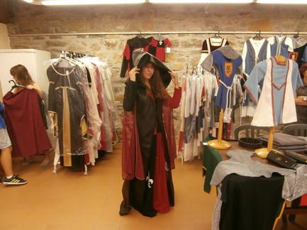 la_morisma_chica_probar_traje_1