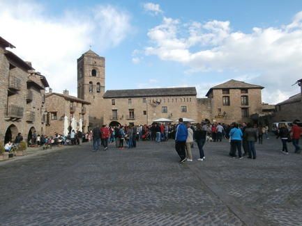 plaza_ainsa_gente