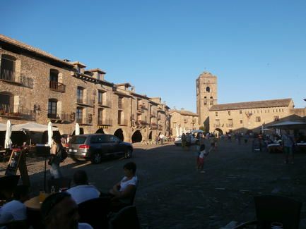 plaza_ainsa_gente_coches_agosto