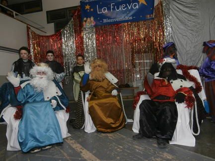 reyes_magos_saludando_la_fueva