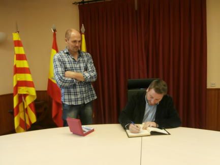 soro_firmando_en_boltana_oct_2015